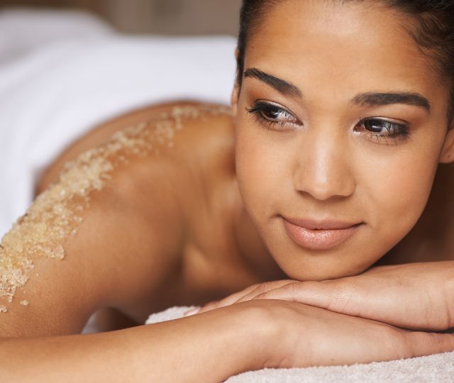 Esfoliazione Autunnale: Perché è il Momento Perfetto per un Rinnovamento della Pelle